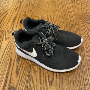 Women’s Nike Roshe size 7.5 - Black & White - Lightly Worn